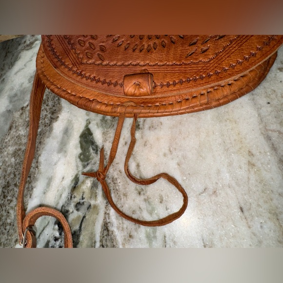 Vintage Hand tooled Leather Crossbody Bag - Picture 4 of 11